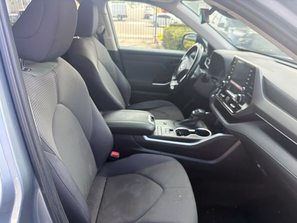 Used 2022  Toyota LE image 9