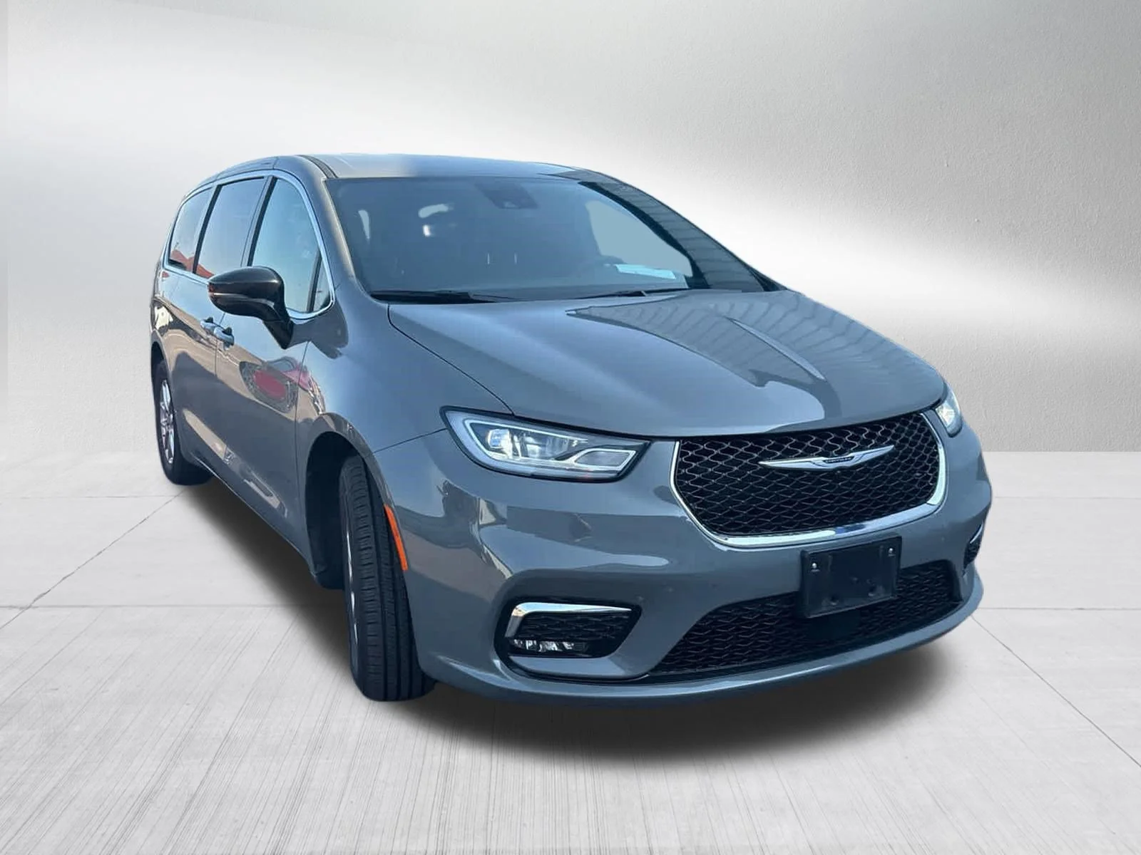 Used 2025 Ceramic Gray Clearcoat Chrysler Select image 2