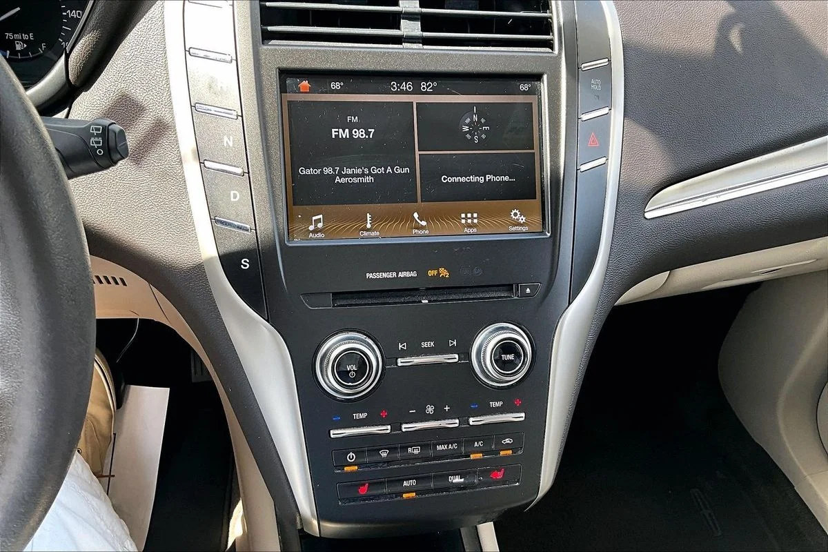 Used 2019 Red Lincoln Standard image 15