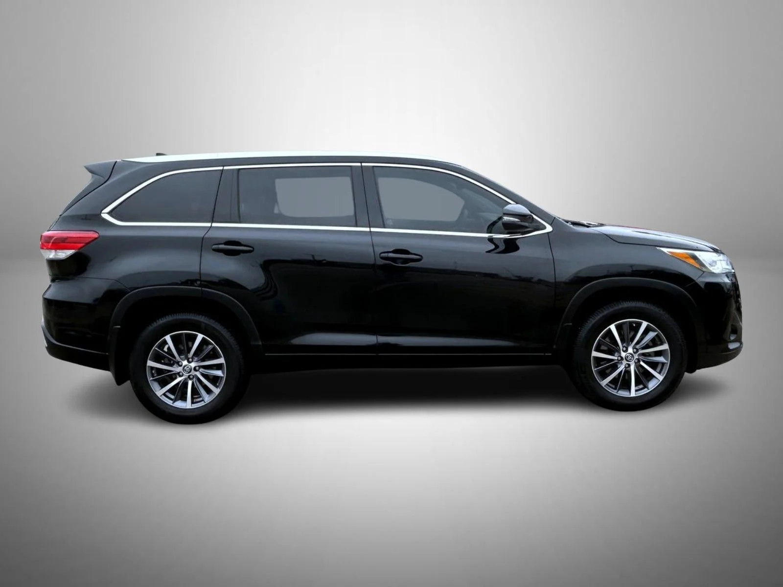 Used 2019 Black Toyota XLE image 4