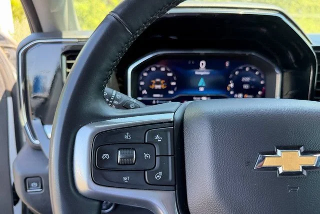 Used 2025 Summit White Chevrolet LT image 22