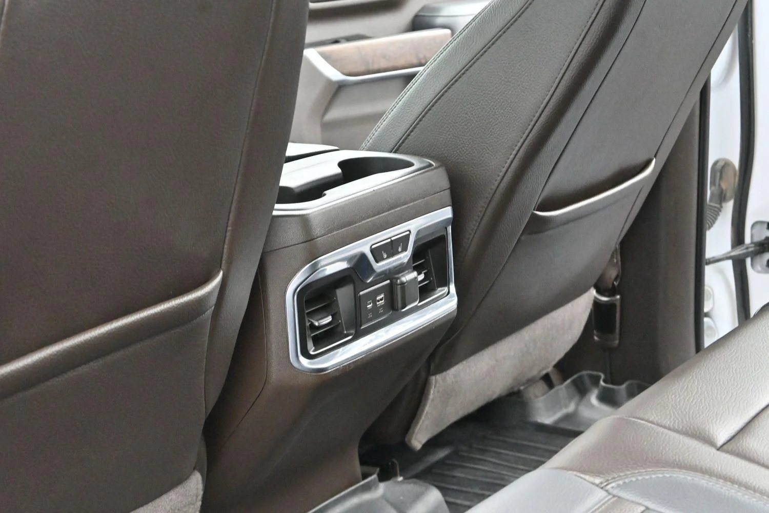 Used 2022 White Frost Tricoat GMC Denali image 39