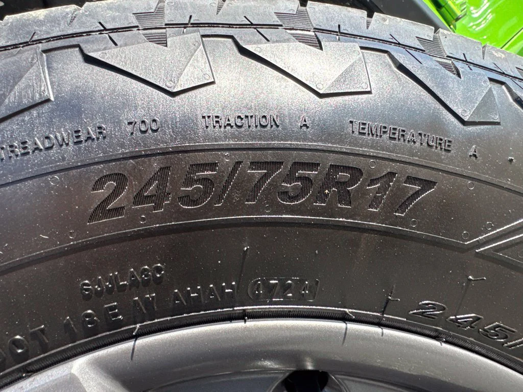 Used 2025 Green Jeep Sport S image 27