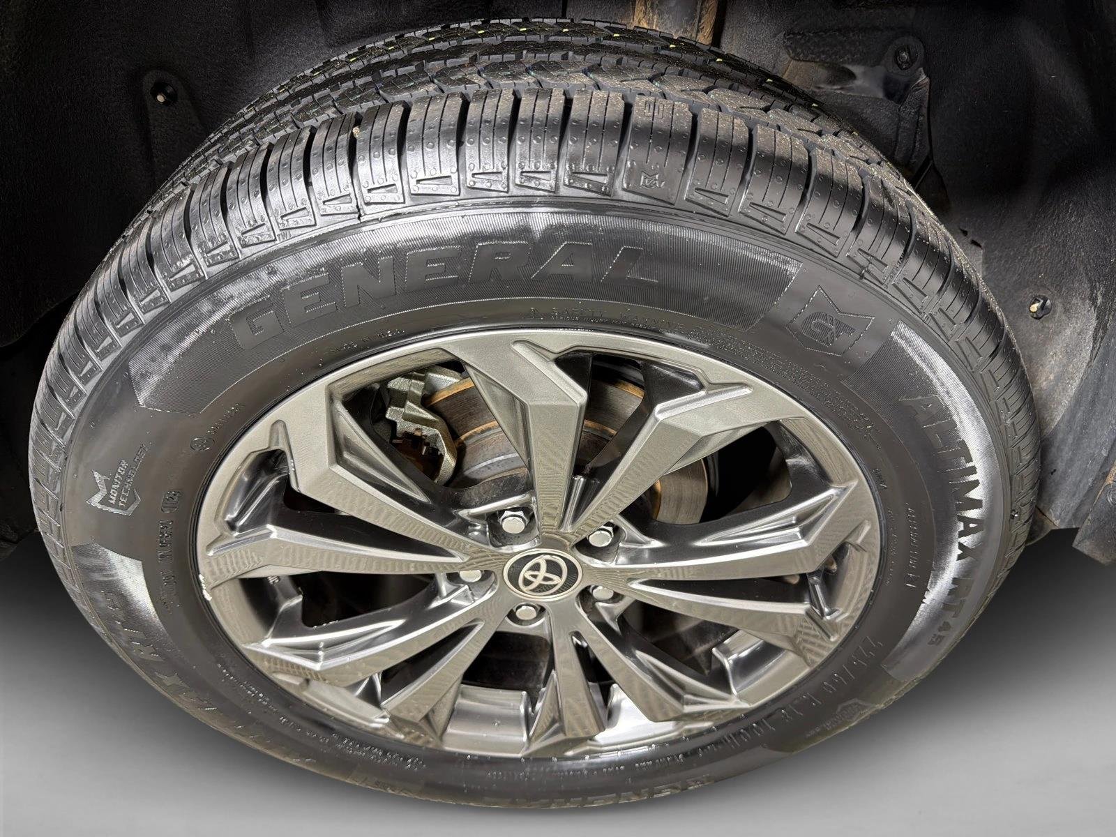 Used 2022  Toyota Hybrid XLE Premium image 18