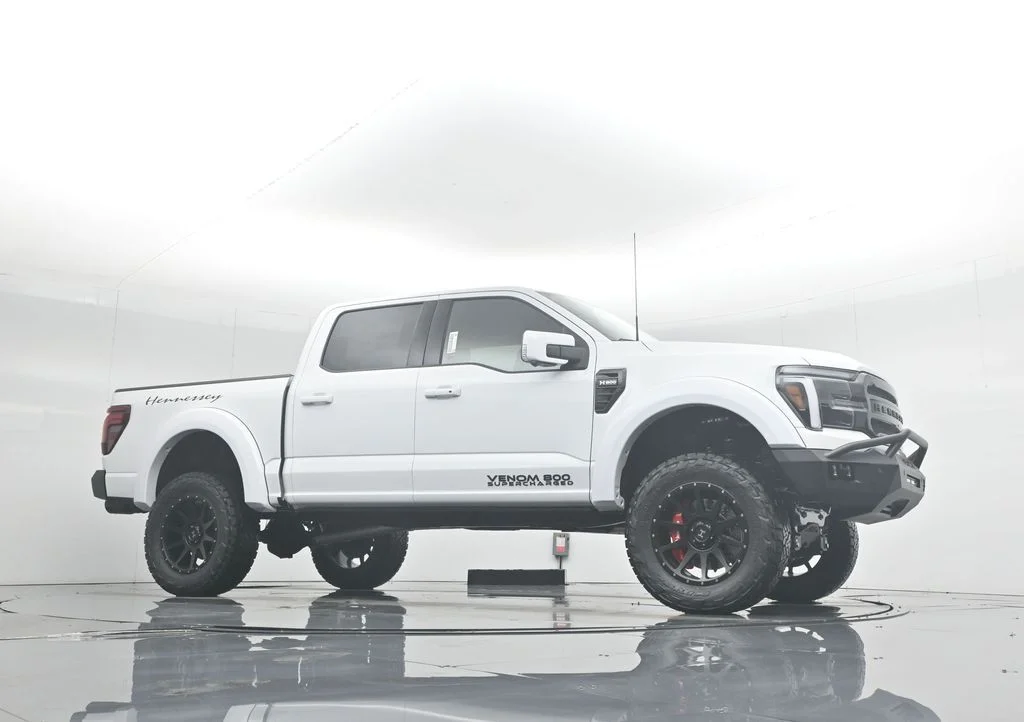 New 2025 Oxford White Ford Lariat image 3