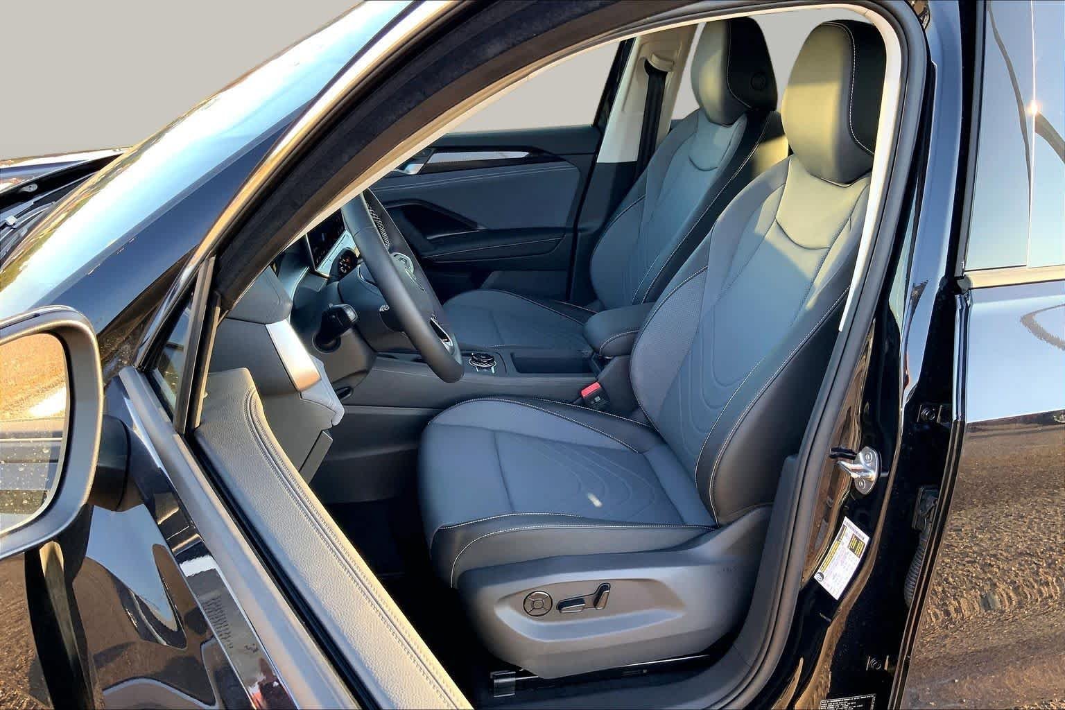 New 2026 Deep Black Pear Volkswagen SE image 9