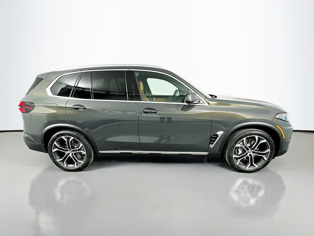 New 2026 Dravit Grey Metallic BMW xDrive50e image 4