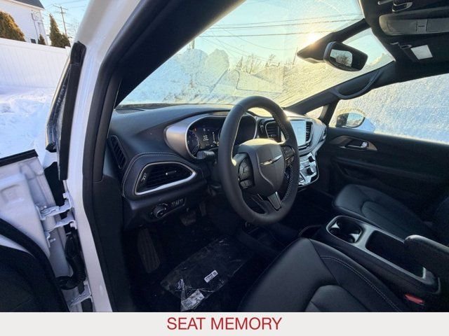 New 2026 Bright White Clear-Coat Exterior Paint Chrysler Select image 9