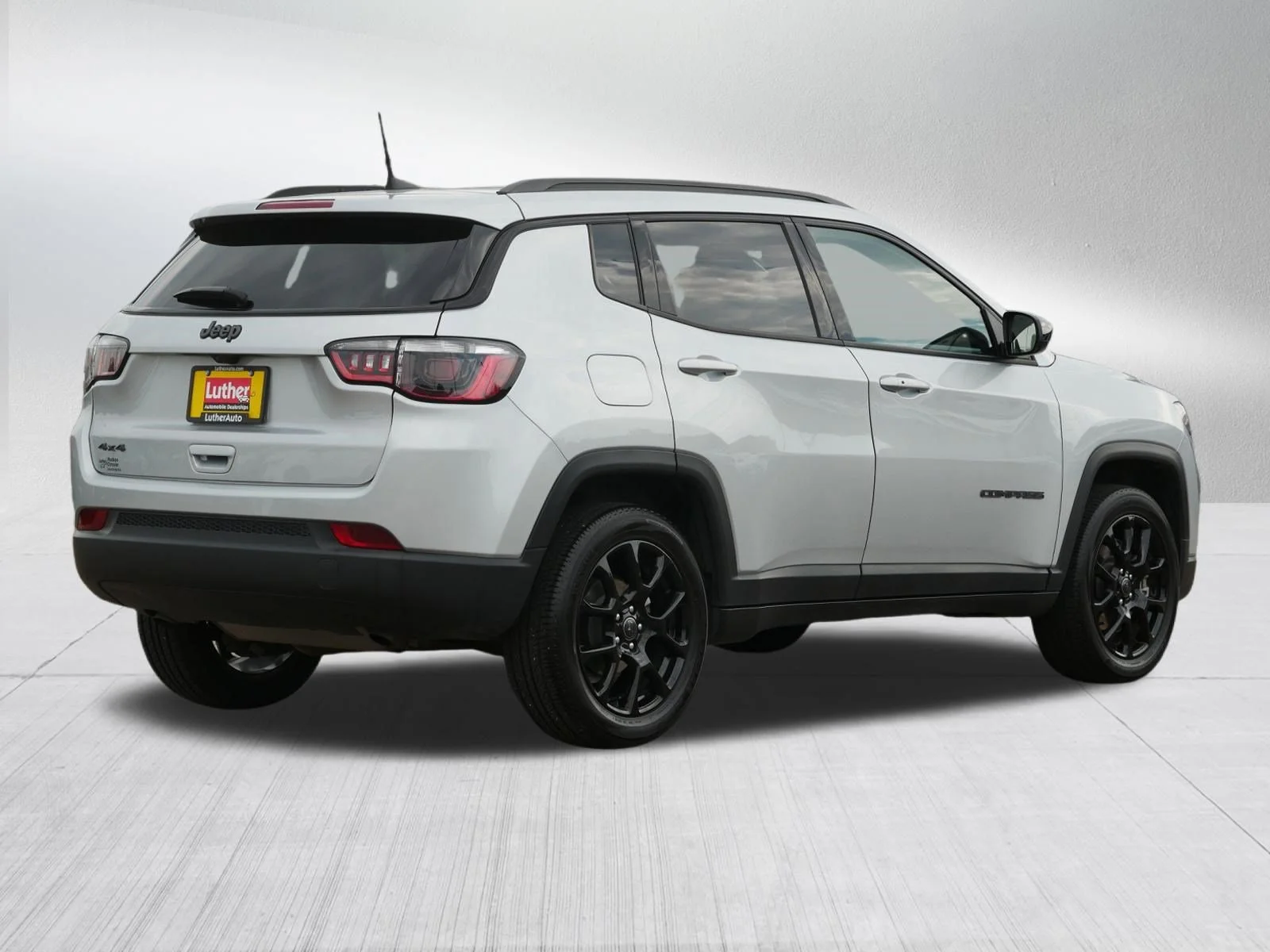 Used 2025 Silver Zynith Metallic Clearcoat Jeep Latitude image 7