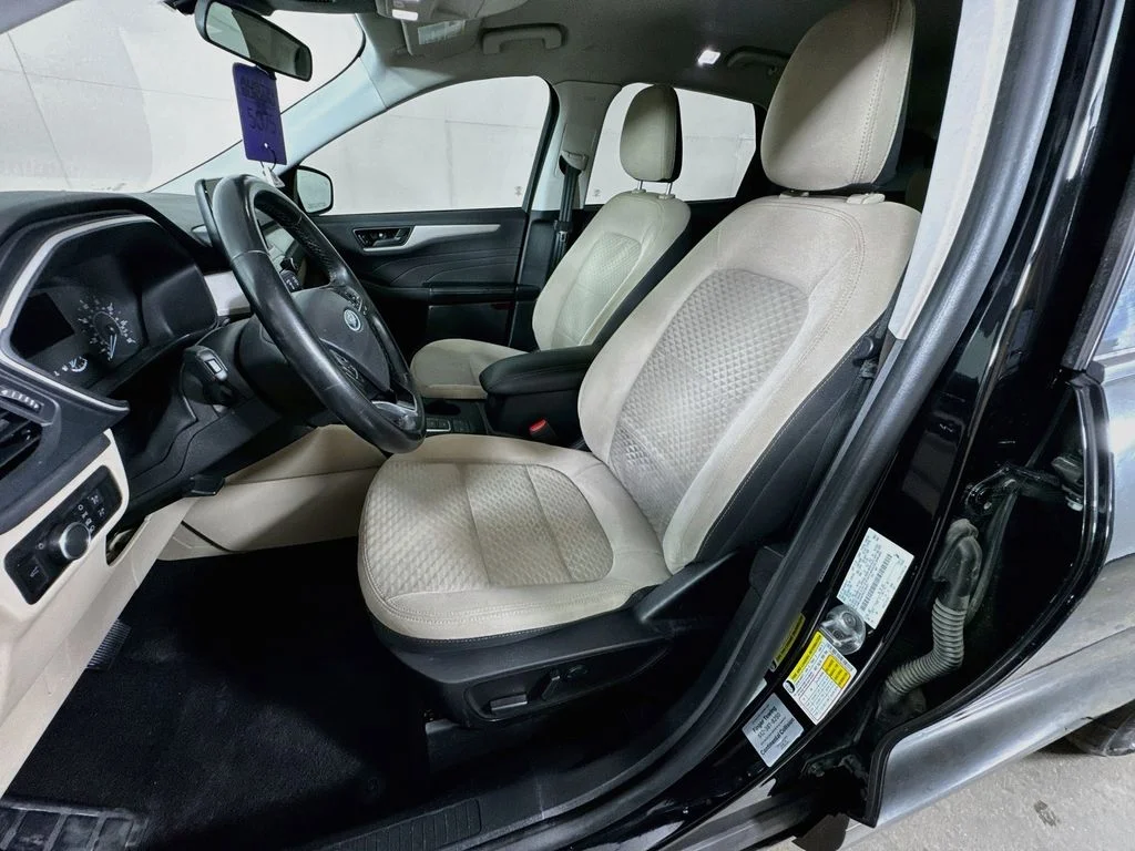 Used 2022 Black Ford SE image 25