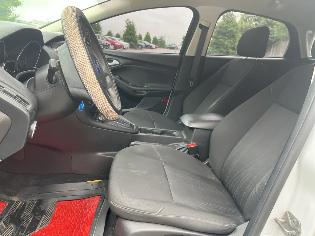 Used 2015 Oxford White Ford SE image 2
