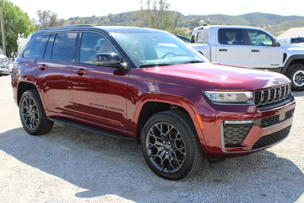 New 2026 Velvet Red Pearl-Coat Exterior Paint Jeep Summit image 3