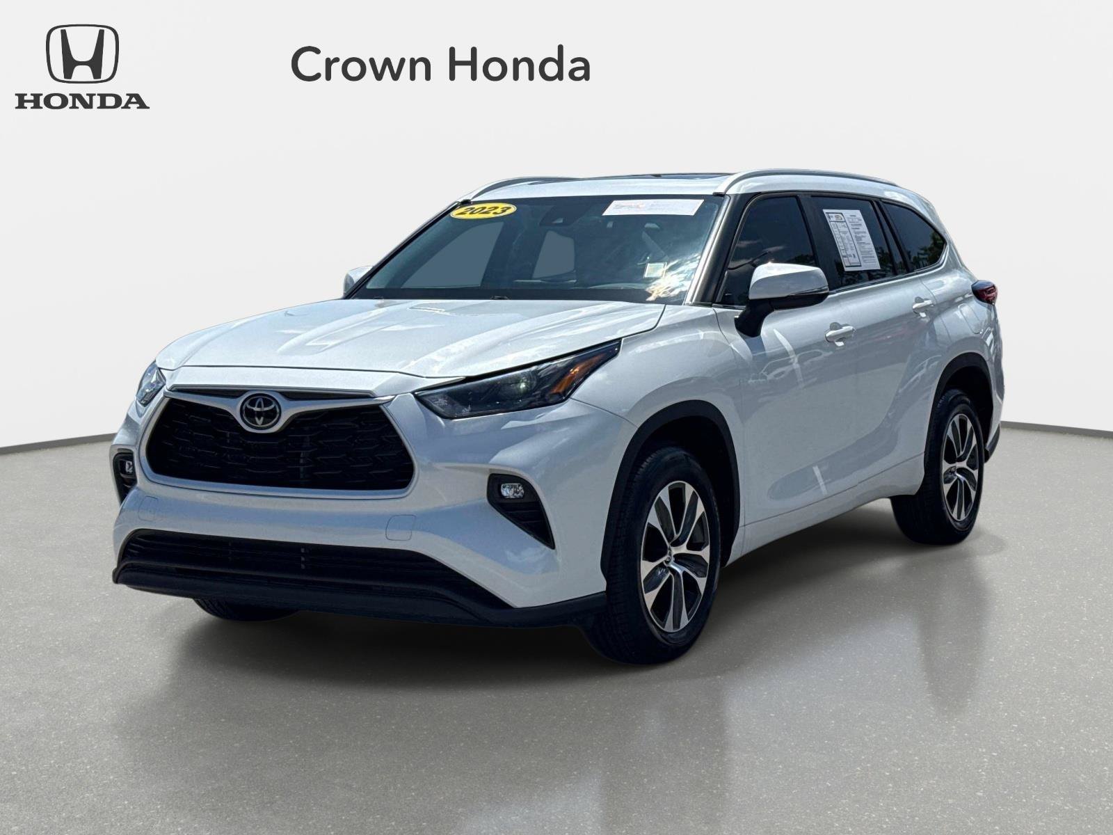 Used 2023 Wind Chill Pearl Toyota XLE image 1