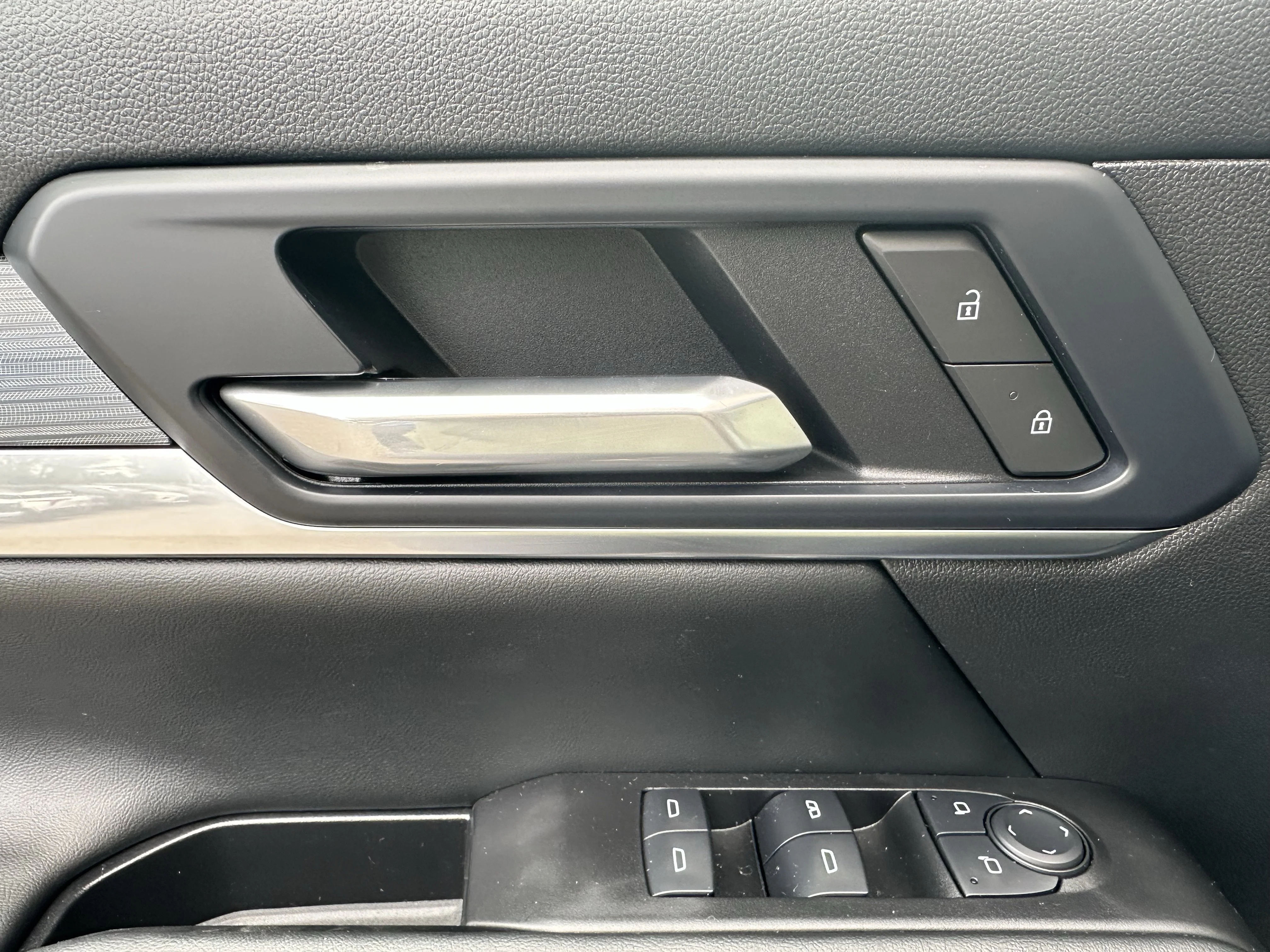 Certified Used 2025  GMC AWD Elevation image 8