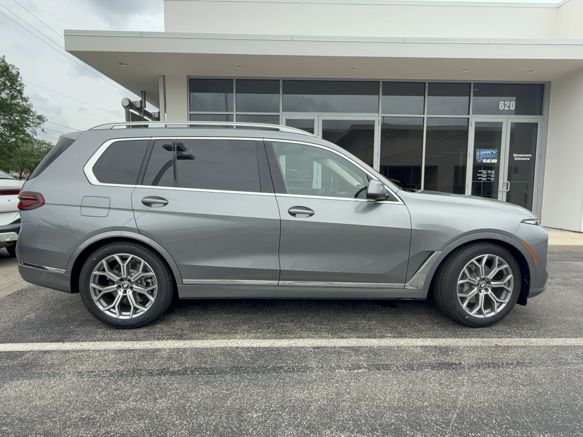 New 2026 Skyscraper Grey Metallic BMW xDrive40i image 2