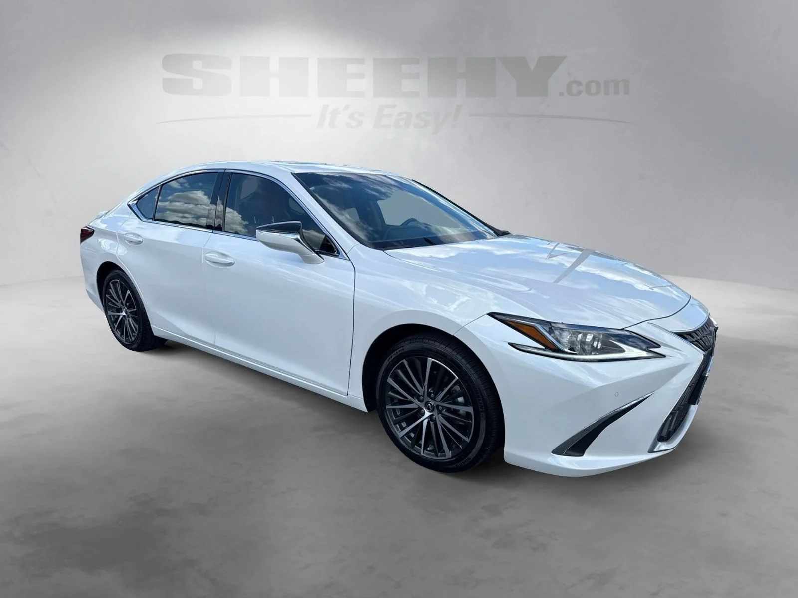 Used 2025 White Lexus 300h image 2