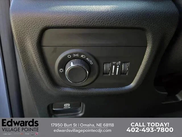New 2025 Silver Zynith Exterior Paint Jeep Altitude X image 24