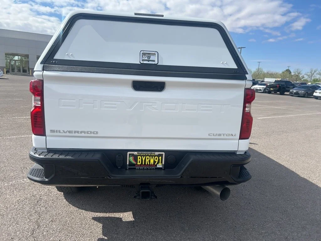 Used 2025 White Chevrolet Custom image 9