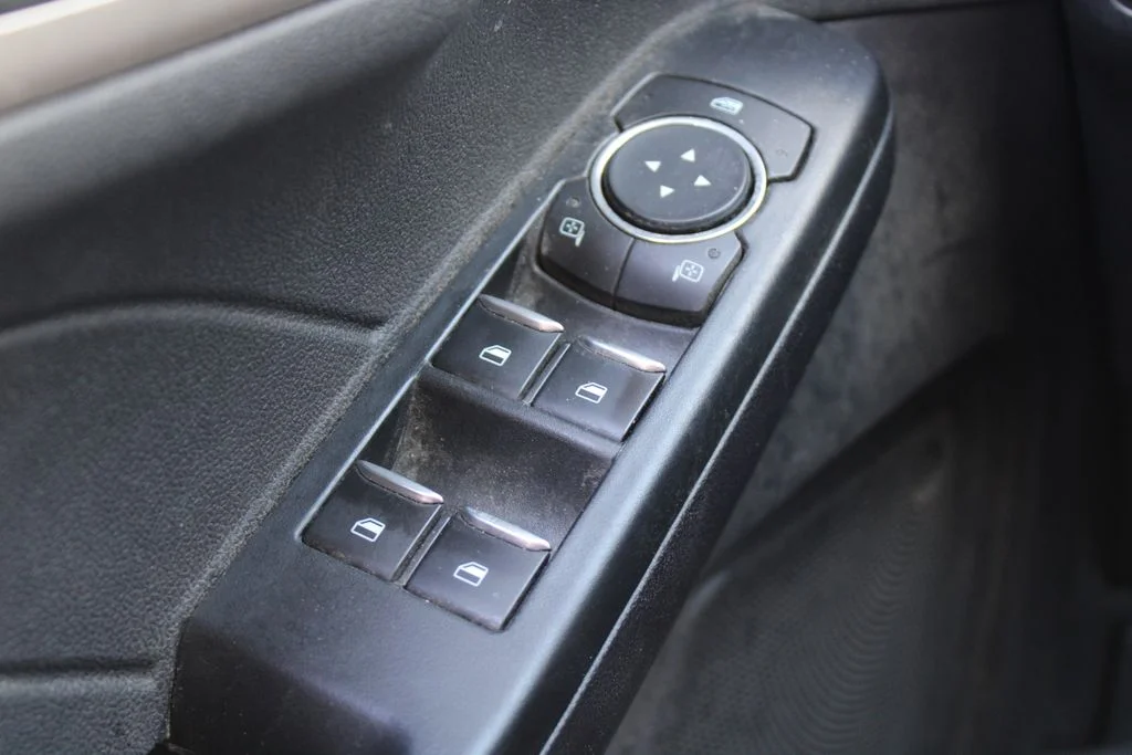 Used 2022 Oxford White Ford SE image 30