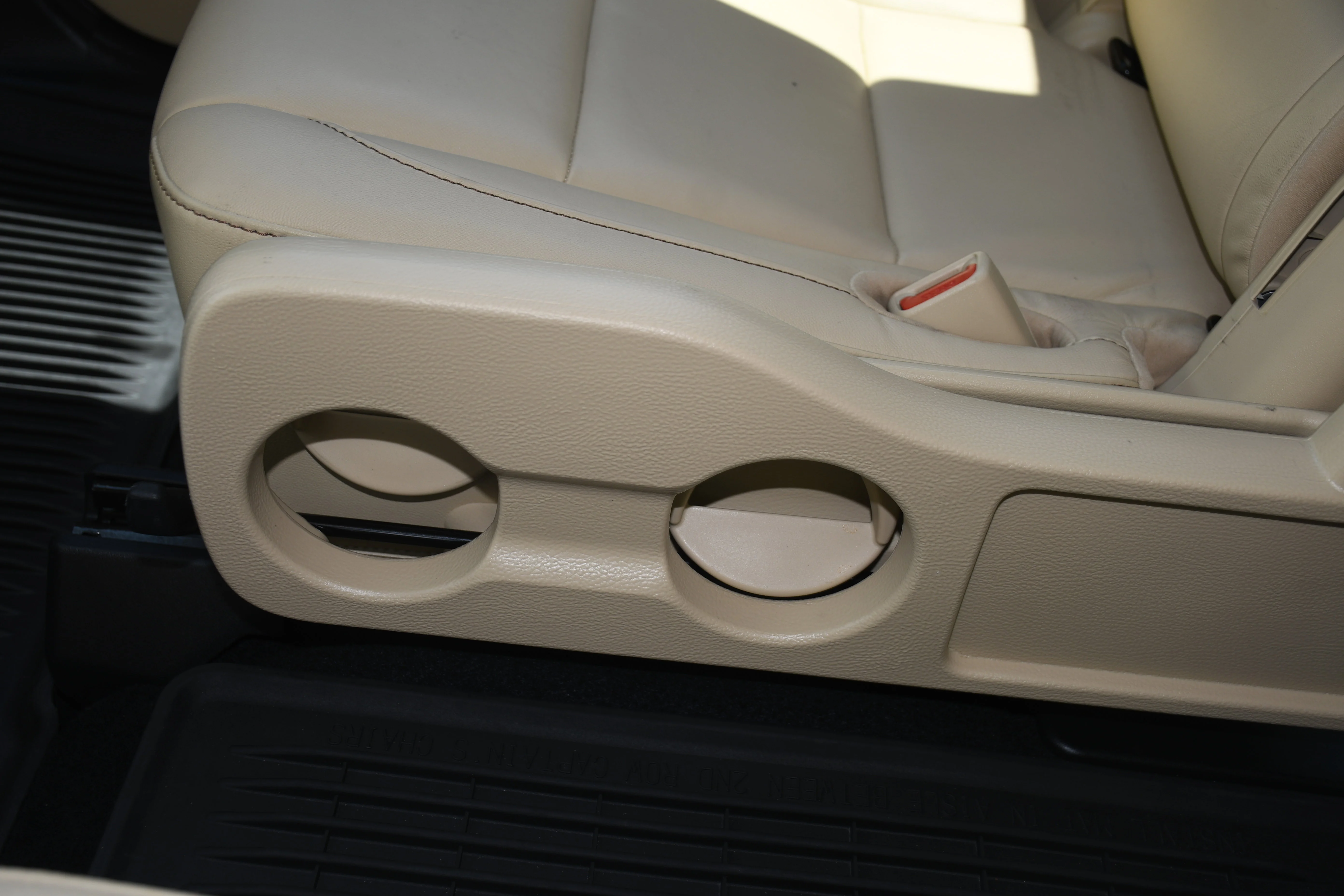 Used 2018 White Toyota XLE image 18