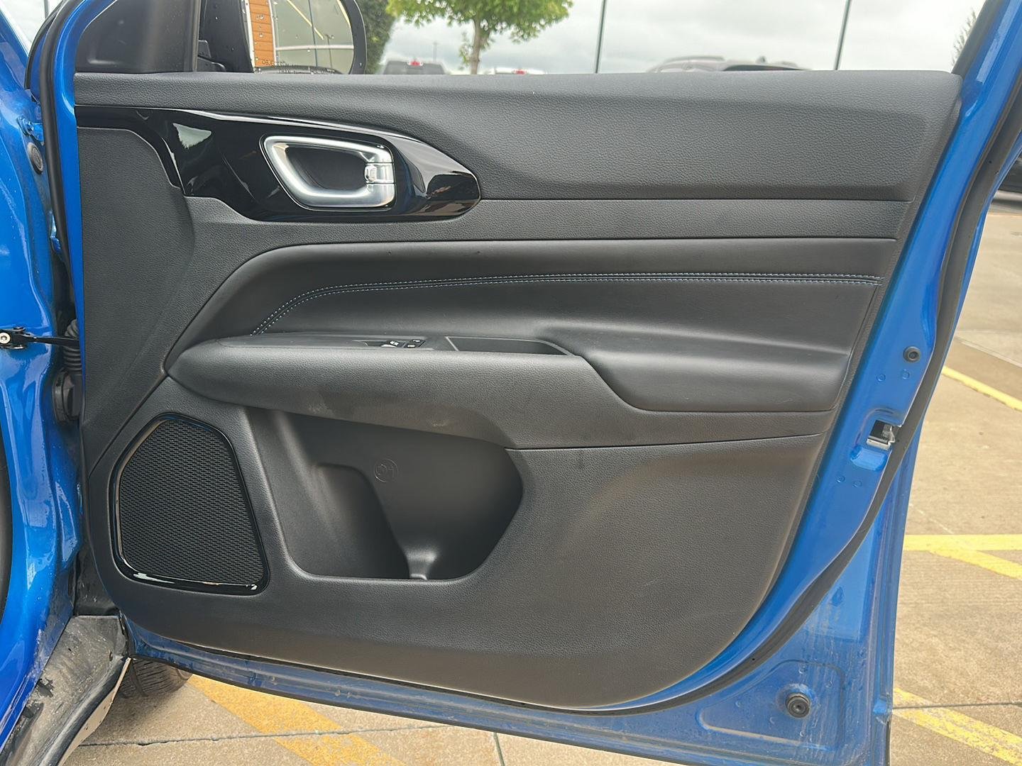 New 2026 Hydro Blue Pearl-Coat Exterior Paint Jeep Latitude Altitude image 28