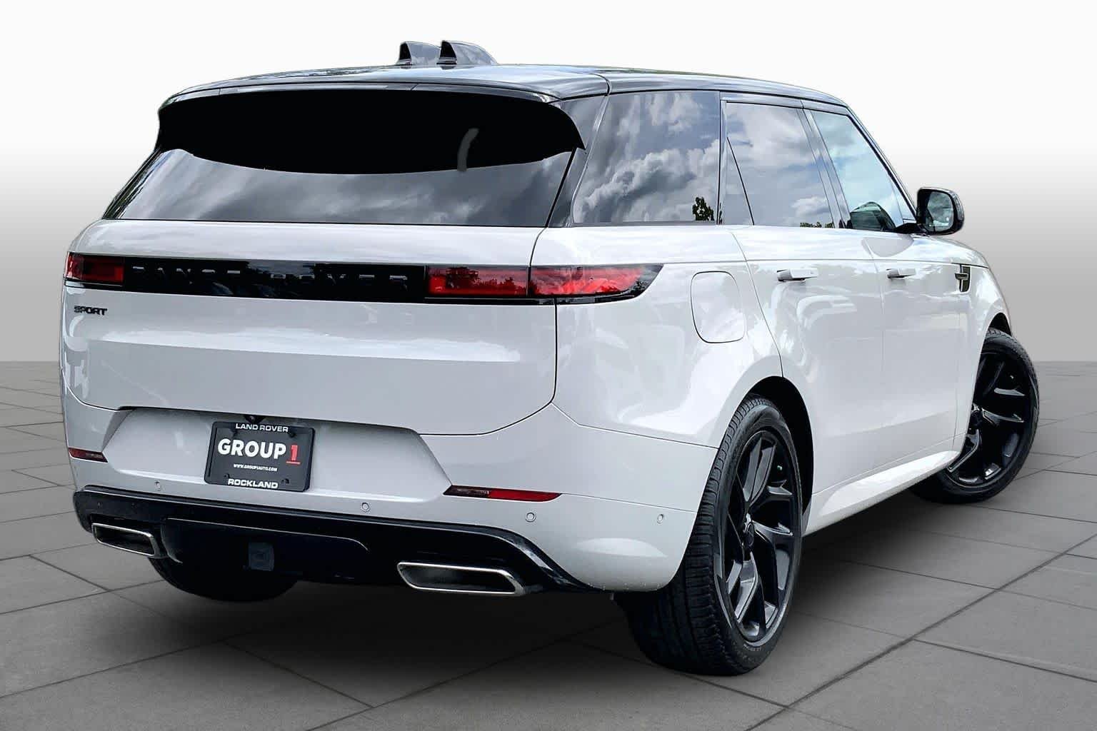 New 2026 Borasco Grey Land Rover Dynamic SE image 3