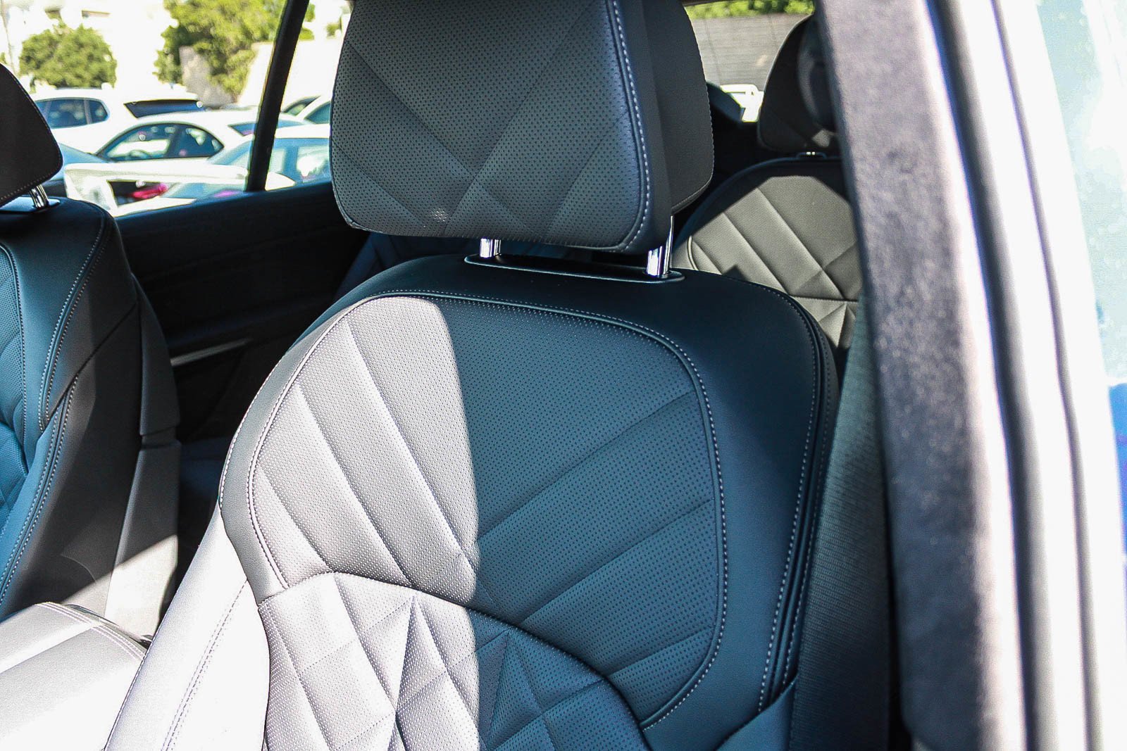 New 2027 Tanzanite Blue II Metallic BMW xDrive40i image 25
