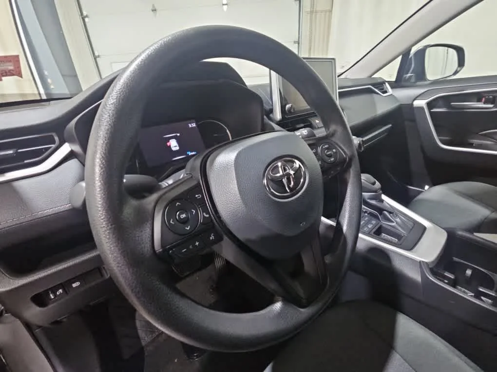 Used 2025 Silver Sky Metallic Toyota XLE image 10