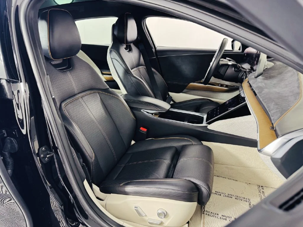 Used 2022 Black Lucid Grand Touring image 32