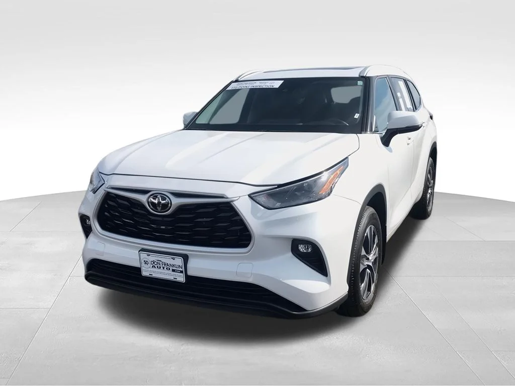 Used 2023 Beige Toyota XLE image 5