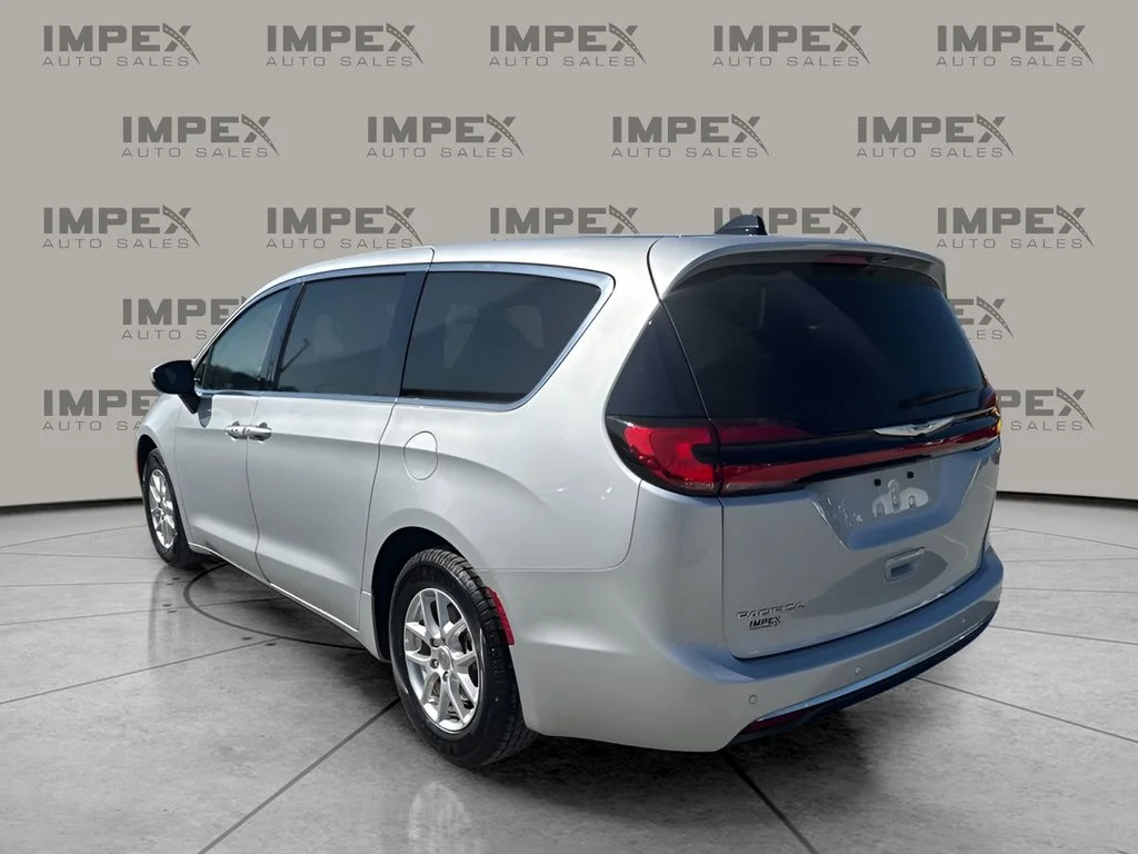 Used 2023 Silver Chrysler Touring L image 3