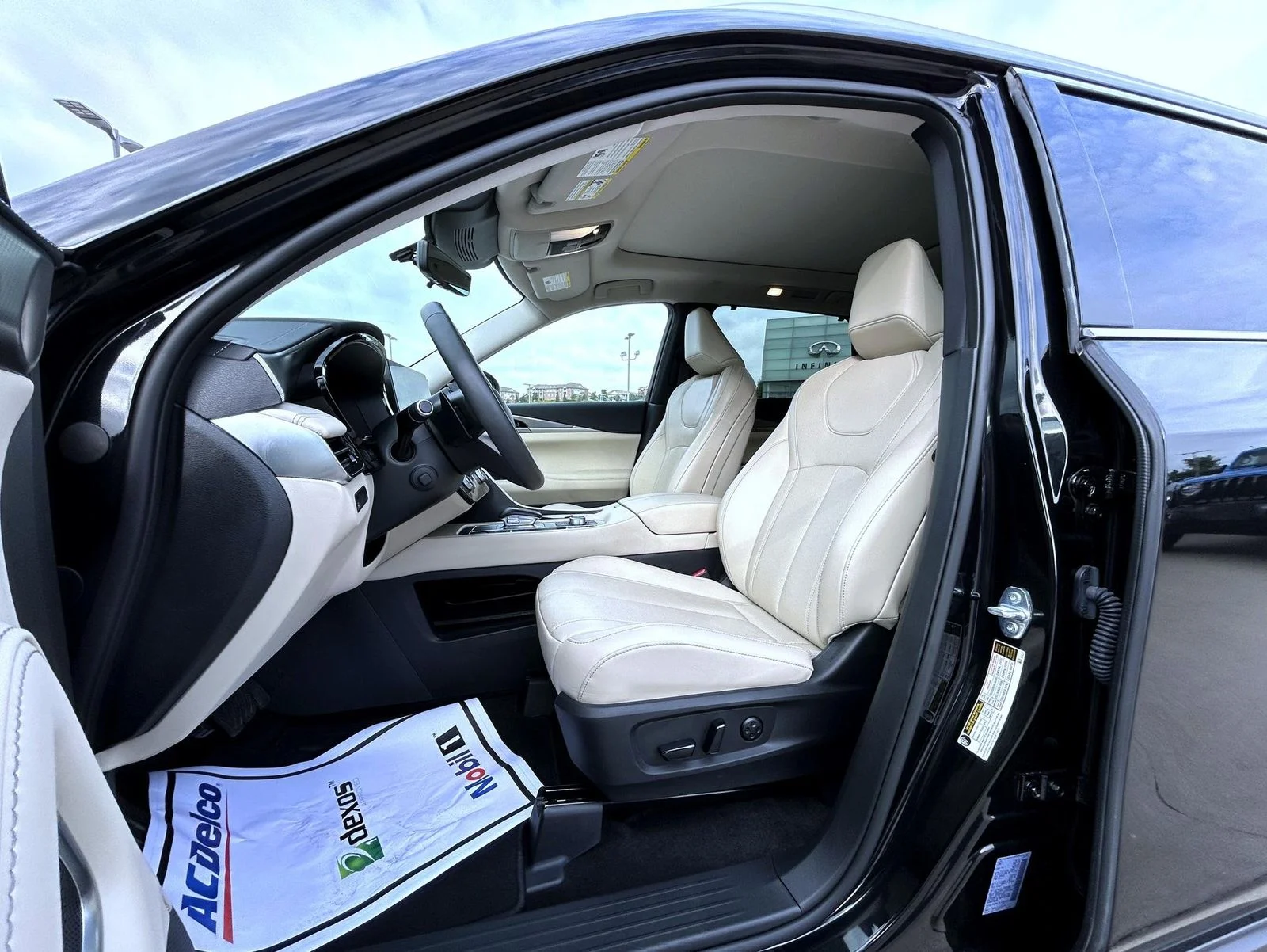 Used 2025 Black INFINITI LUXE image 10