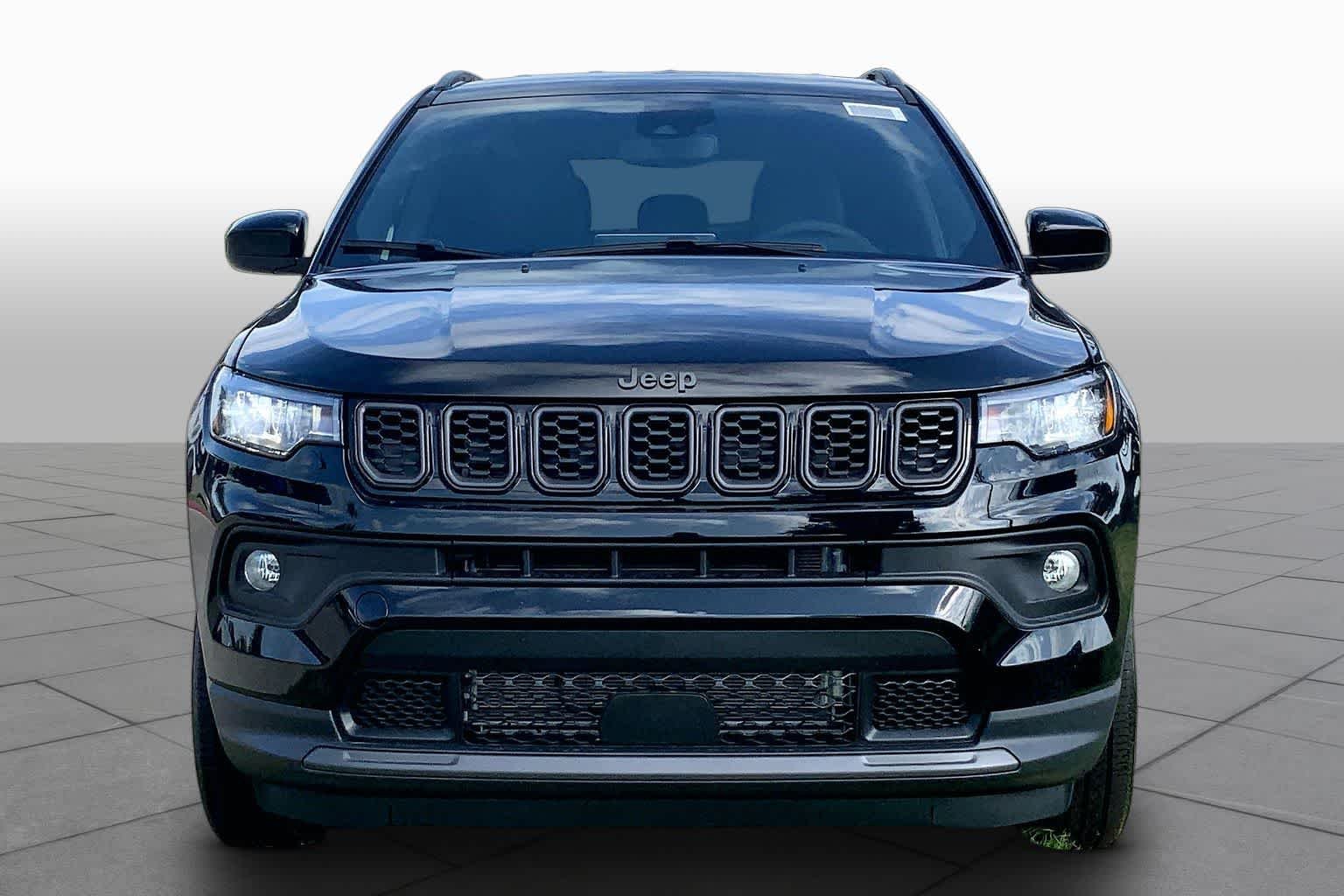 New 2026 Diamond Black Crystal Pearl-Coat Exterior Paint Jeep Latitude image 3