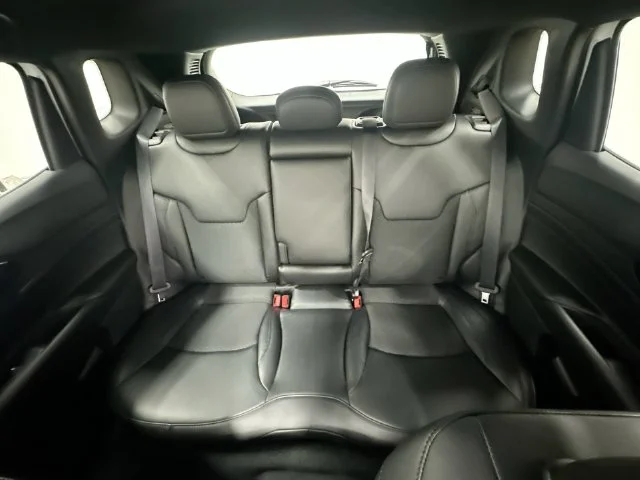 New 2026 Bright White Clear-Coat Exterior Paint Jeep Altitude image 31