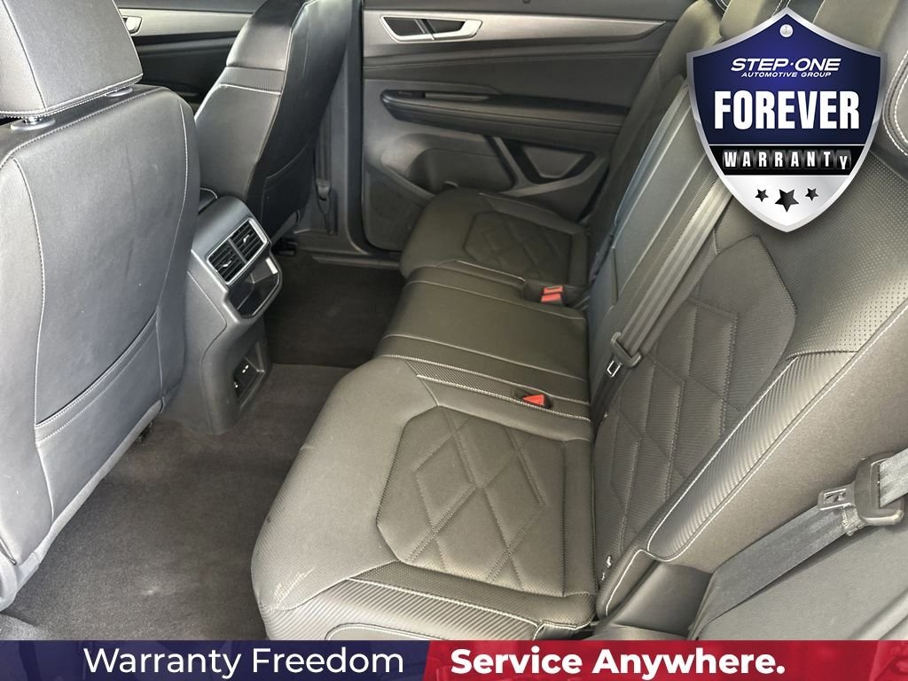 Used 2025  Volkswagen 2.0T SE w/Technology image 30