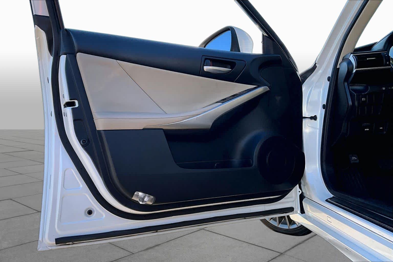 Used 2017 Eminent White Pearl Lexus  image 20