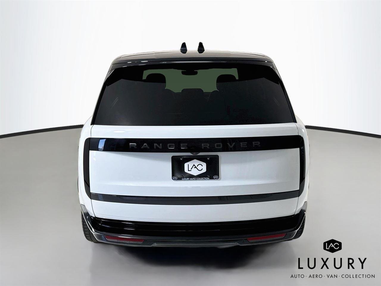 Used 2024 Fuji White Land Rover SE | Blackout Pkg | 360 Camera | Heated/Vented Seats image 7