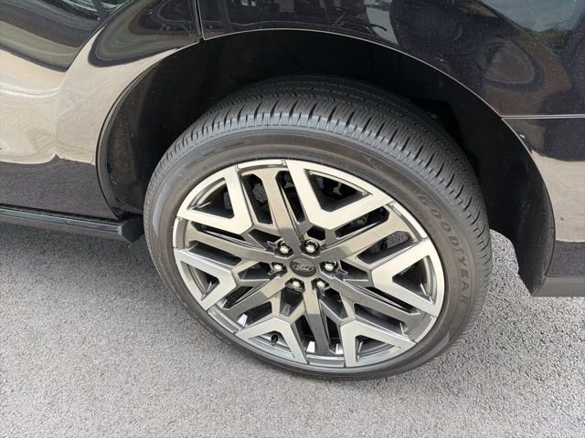 New 2025 Agate Black Metallic Ford Platinum® image 6