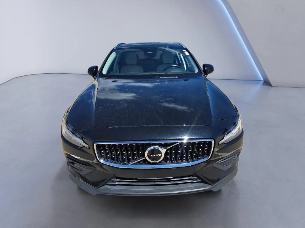 Used 2025 Onyx Black Metallic Volvo Plus image 9