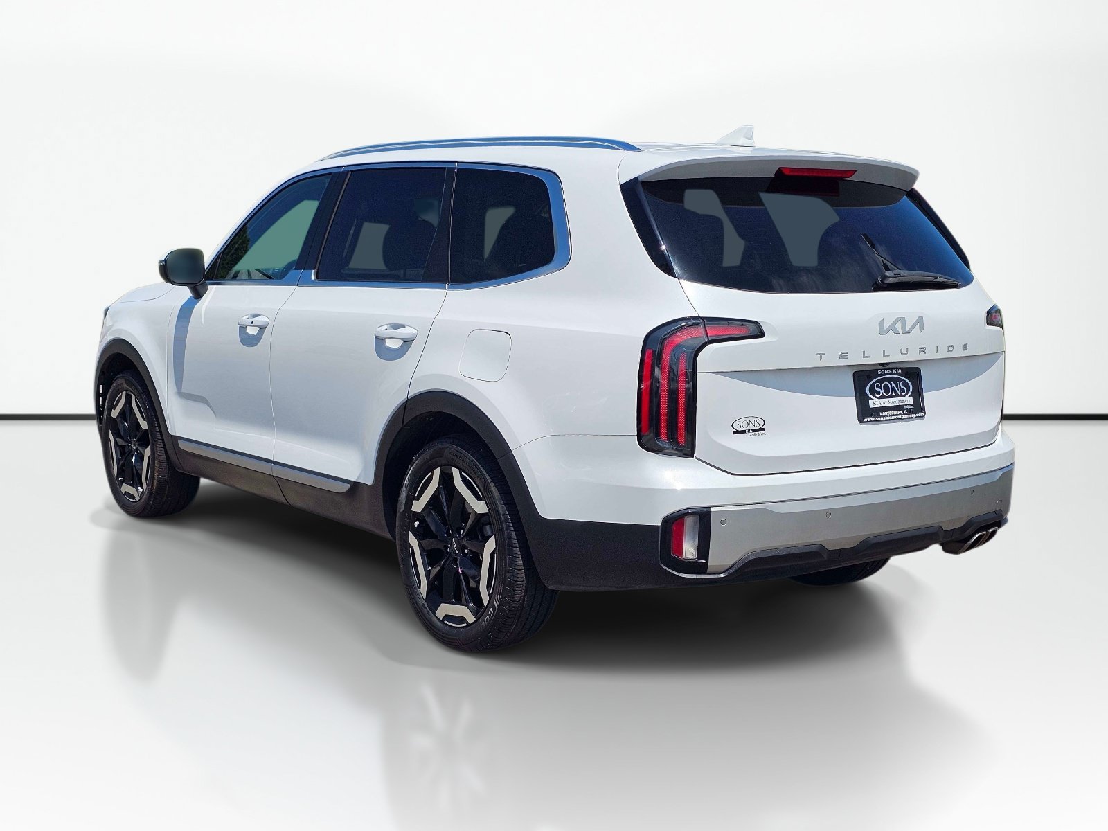 Used 2023 Glacial White Pearl Kia EX image 12