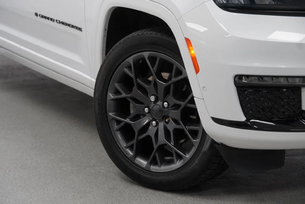 Used 2024 White Jeep Summit Reserve image 8