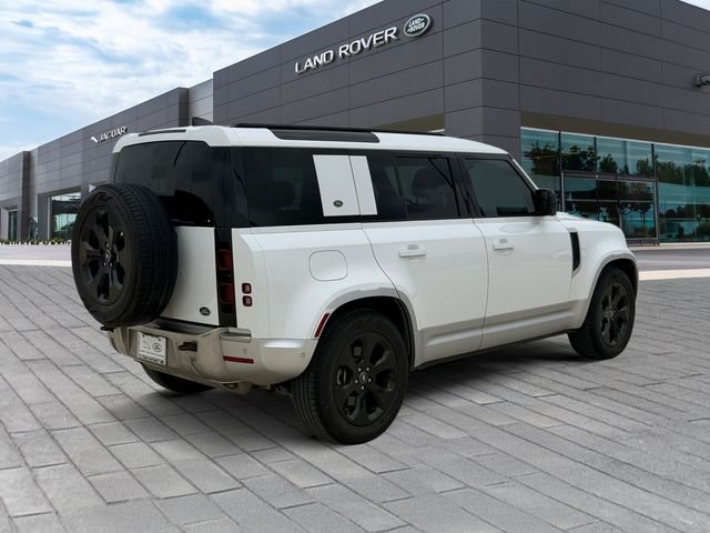 Used 2023 White Land Rover SE image 5