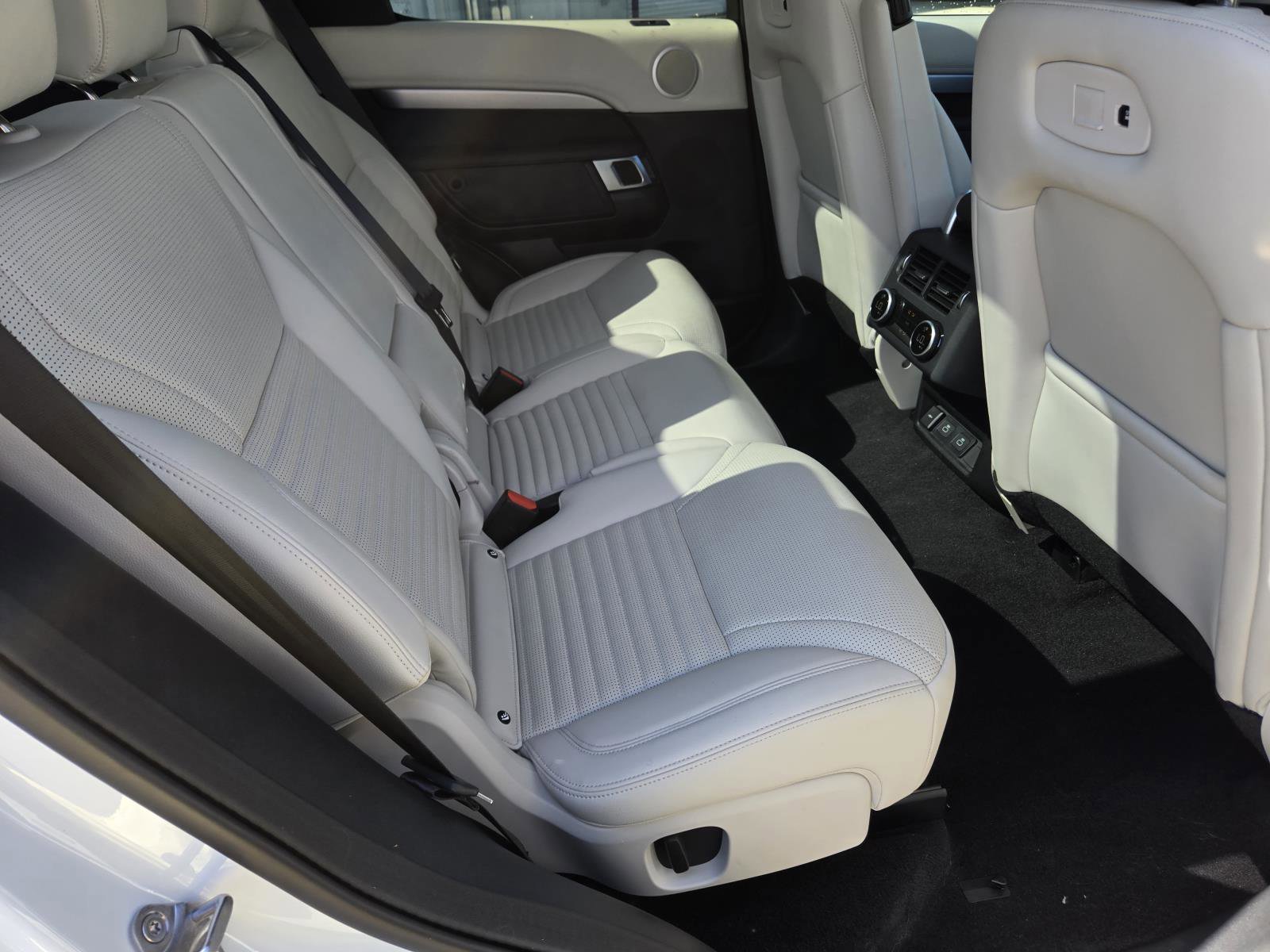 Used 2025 Fuji White Land Rover Dynamic SE image 39