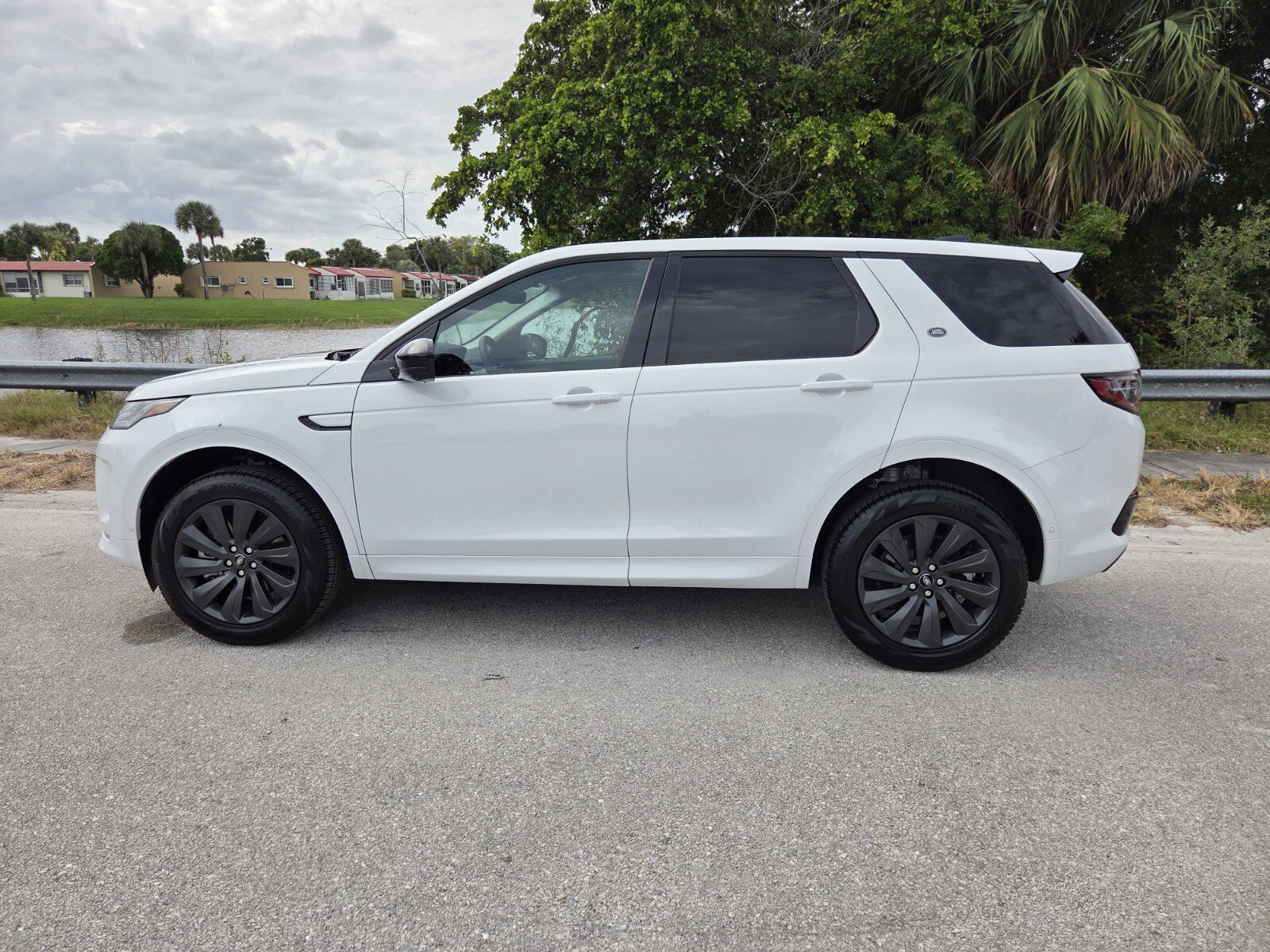 New 2025 Fuji White Land Rover P250 S image 7