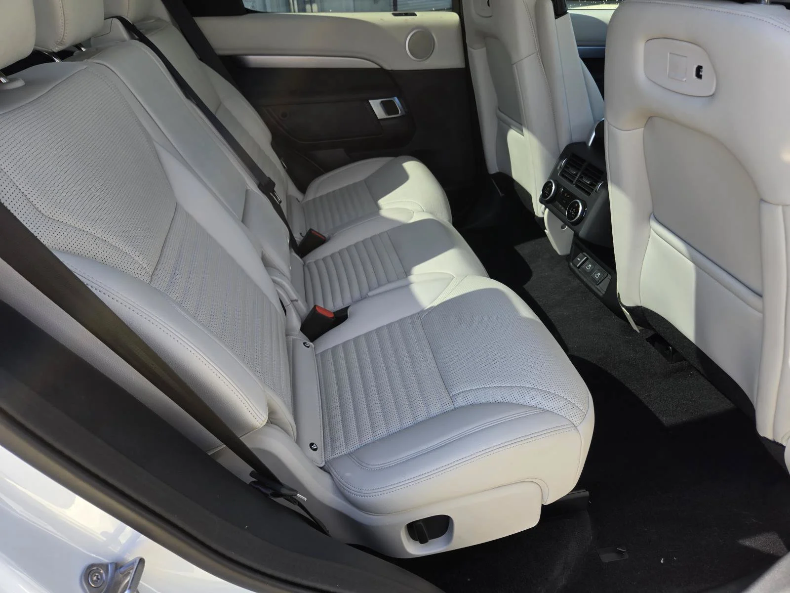 Used 2025 Fuji White Land Rover Dynamic SE image 39