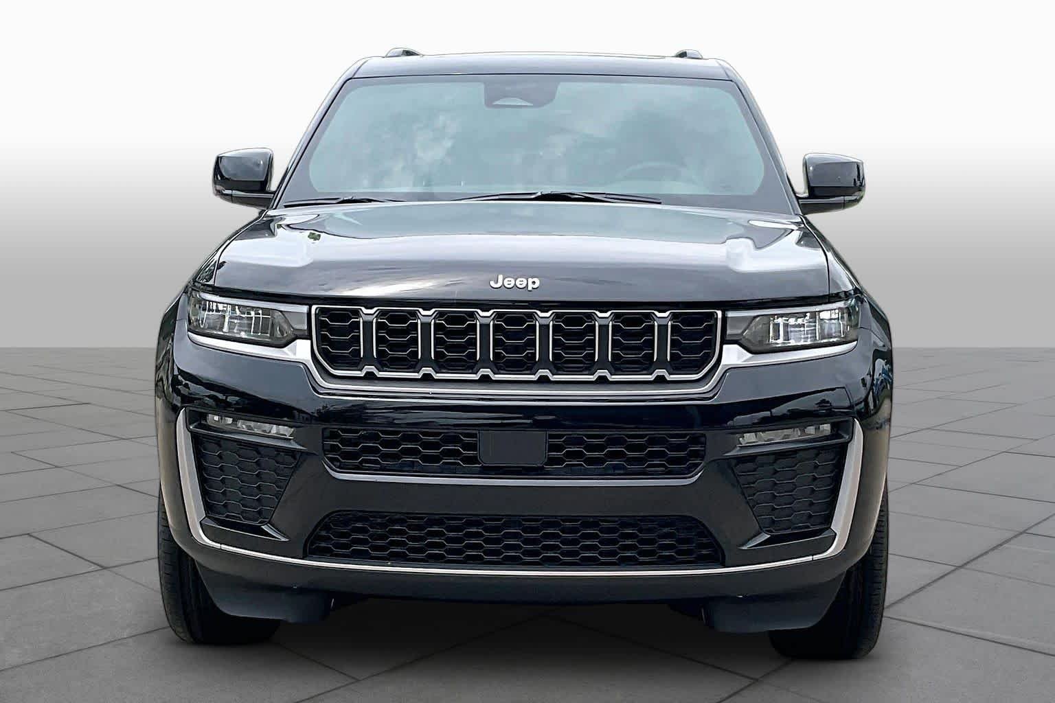 New 2026 Diamond Black Crystal Pearl-Coat Exterior Paint Jeep Limited image 3
