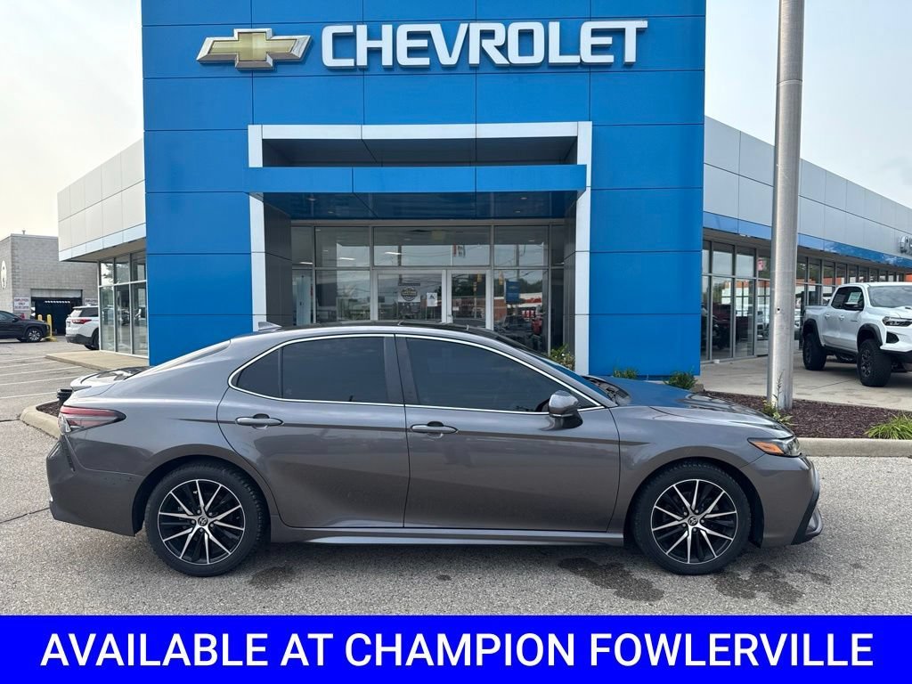 Used 2021 Toyota Camry SE with VIN 4T1G11AK9MU536585 for sale in Fowlerville, MI