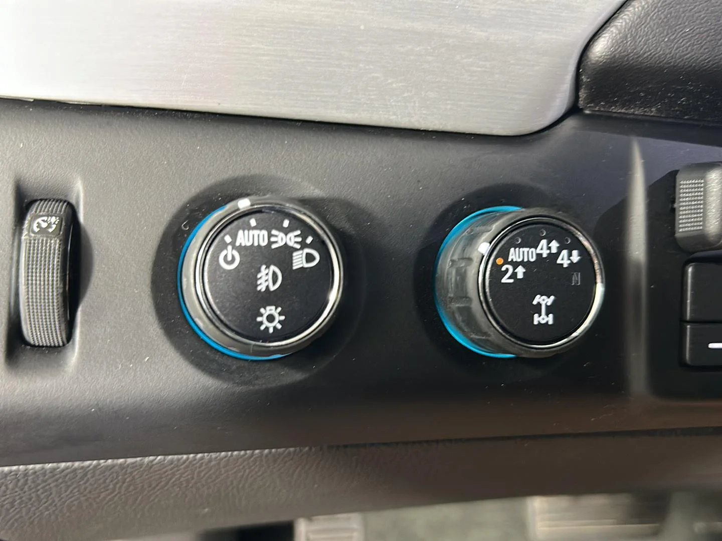 Used 2018 Iridium Metallic GMC SLT image 25
