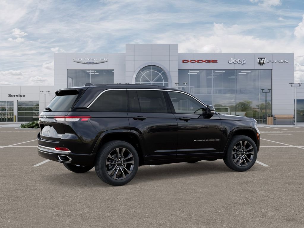 New 2025 Diamond Black Crystal Pearl-Coat Exterior Paint Jeep Overland image 4