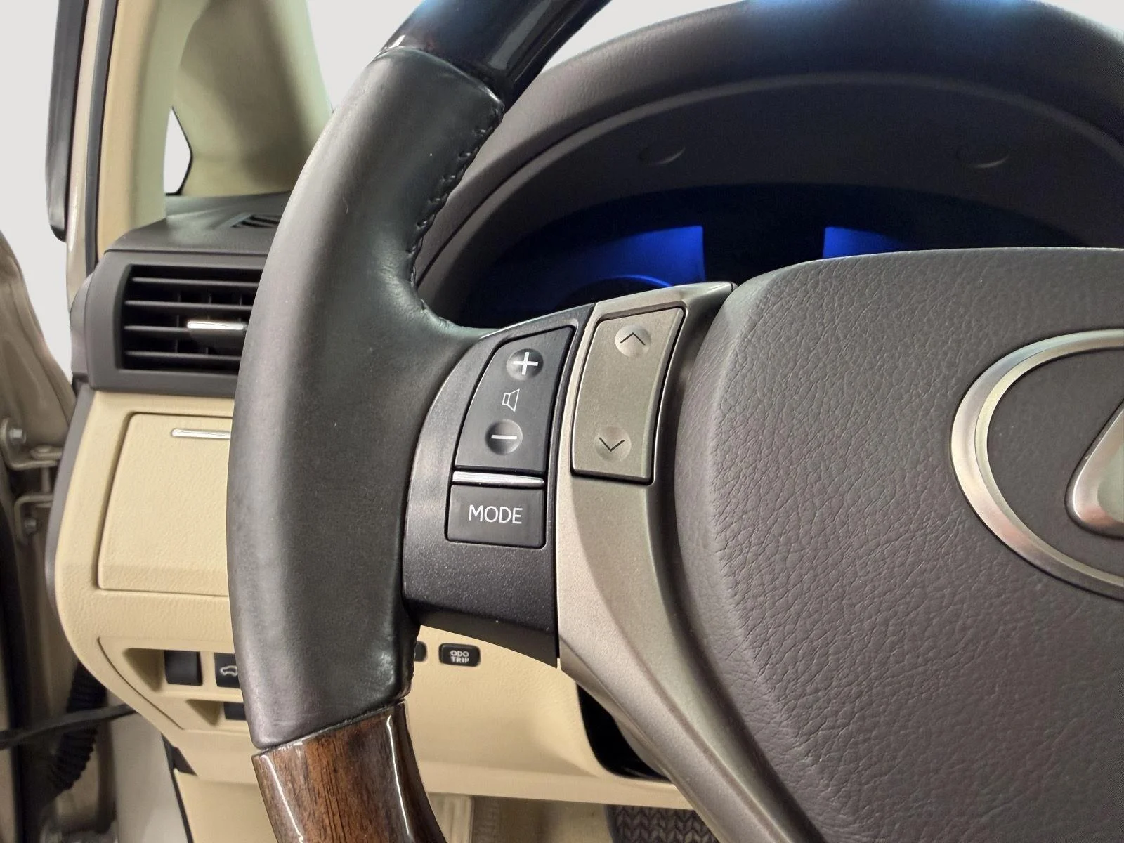 Used 2013 Satin Cashmere Metallic Lexus Base image 9